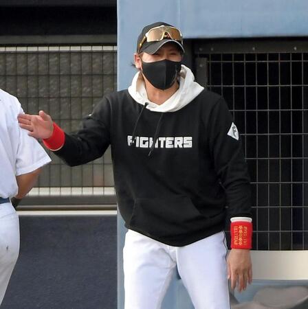 　打線大爆発に笑いが止まらない新庄監督（撮影・佐藤厚）