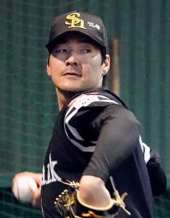 　ブルペンで投げ込むソフトバンク・有原＝宮崎