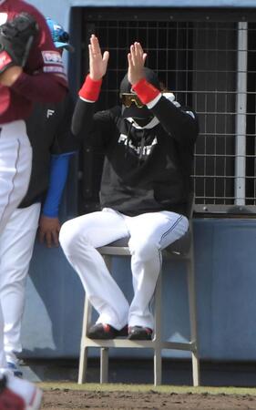 　６回、野村が左越えに２点適時二塁打を放ち、拍手する新庄監督（撮影・佐藤厚）