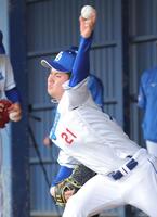 　ブルペンで力投する金丸（撮影・吉澤敬太）