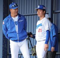 　ブルペン投球後、井上監督（左）と話す金丸（撮影・吉澤敬太）