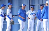 　ブルペンを終え、（右から）浅尾コーチ、井上監督らと笑顔で話す金丸（左から２人目）＝撮影・吉澤敬太