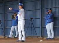 　（右から）井上監督、浅尾コーチの前でブルペンに入る金丸（撮影・吉澤敬太）