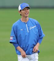 　笑顔で練習を見つめる浅尾コーチ（撮影・吉澤敬太）