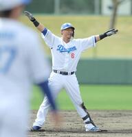 　シート打撃で左中間二塁打を放ち、二塁へ滑り込んでセーフと手を広げる中田（撮影・吉澤敬太）