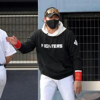 　打線大爆発に笑いが止まらない新庄監督（撮影・佐藤厚）