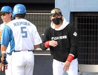 　８回、適時三塁打を放ちベンチに戻った野村（左）に声をかける新庄監督（撮影・佐藤厚）