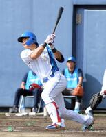 　６回、野村は左越えに２点適時二塁打を放つ（撮影・佐藤厚）