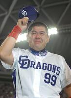 　日本シリーズＭＶＰに輝き涙でファンにあいさつする中村紀＝２００７年