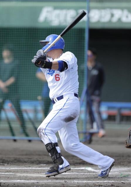 中日 中田翔が全力疾走でポテンヒットを二塁打に 二塁塁上で両手を