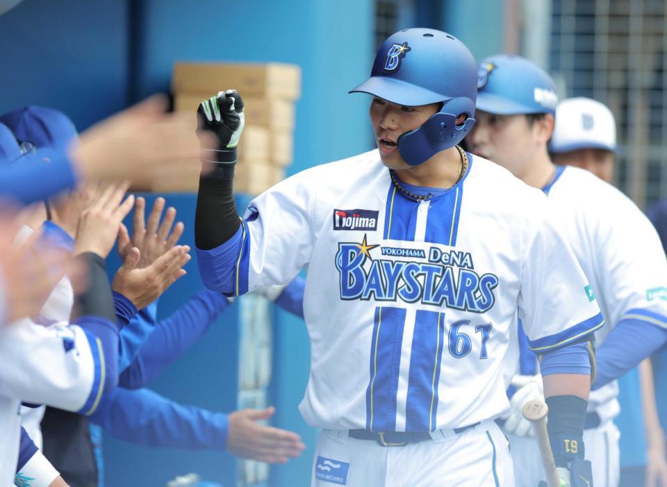 　２回、同点２ランを放ちナインとタッチする蝦名（撮影・吉澤敬太）