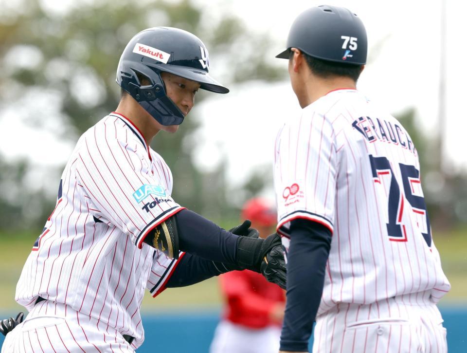 　８回、２ランを放ちベースを回る沢井（撮影・山口登）