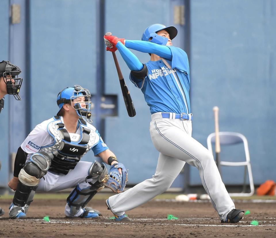 　３回、柴田は中飛に終わる（撮影・佐藤厚）