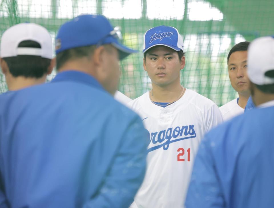 　１軍に合流した中日の金丸。手前左は井上監督（撮影・吉澤敬太）