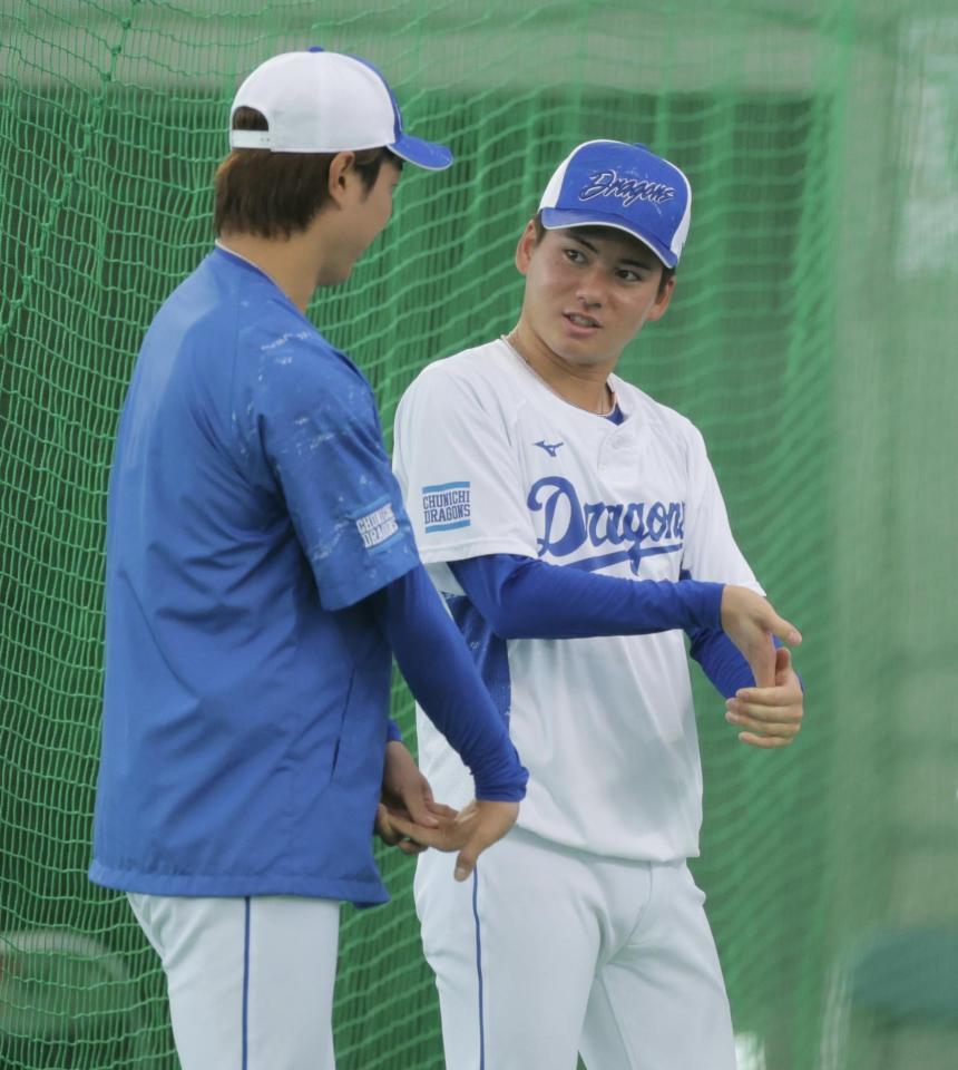 　高橋宏（左）と話す金丸（撮影・吉澤敬太）