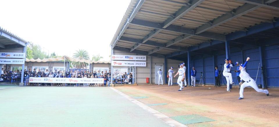 　大勢のファンが見つめる前でブルペンに入る金丸（右端）＝撮影・吉澤敬太