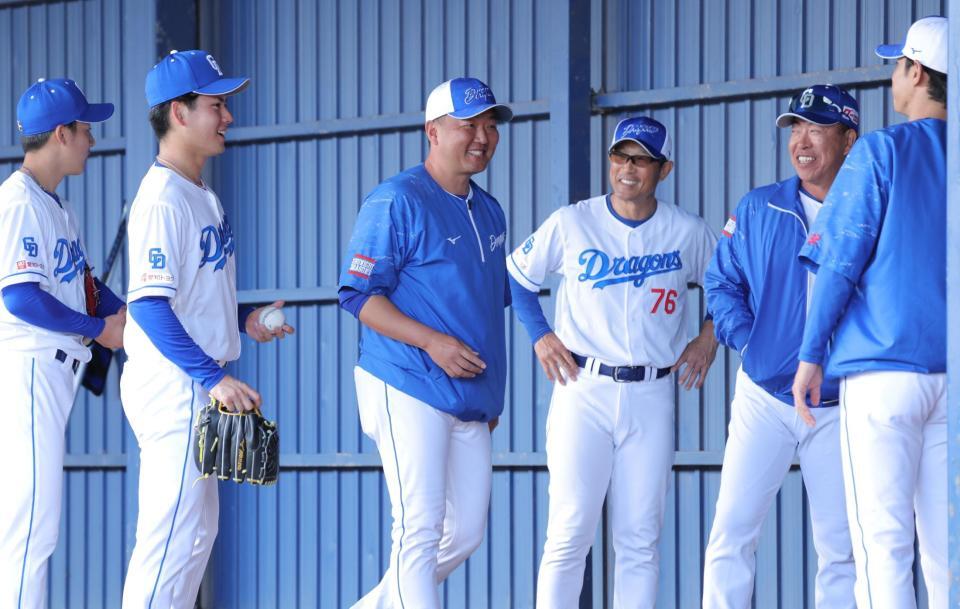 　ブルペンを終え、（右から）浅尾コーチ、井上監督らと笑顔で話す金丸（左から２人目）＝撮影・吉澤敬太