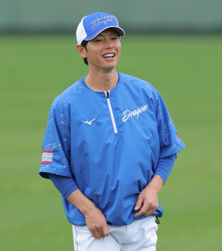 　笑顔で練習を見つめる浅尾コーチ（撮影・吉澤敬太）