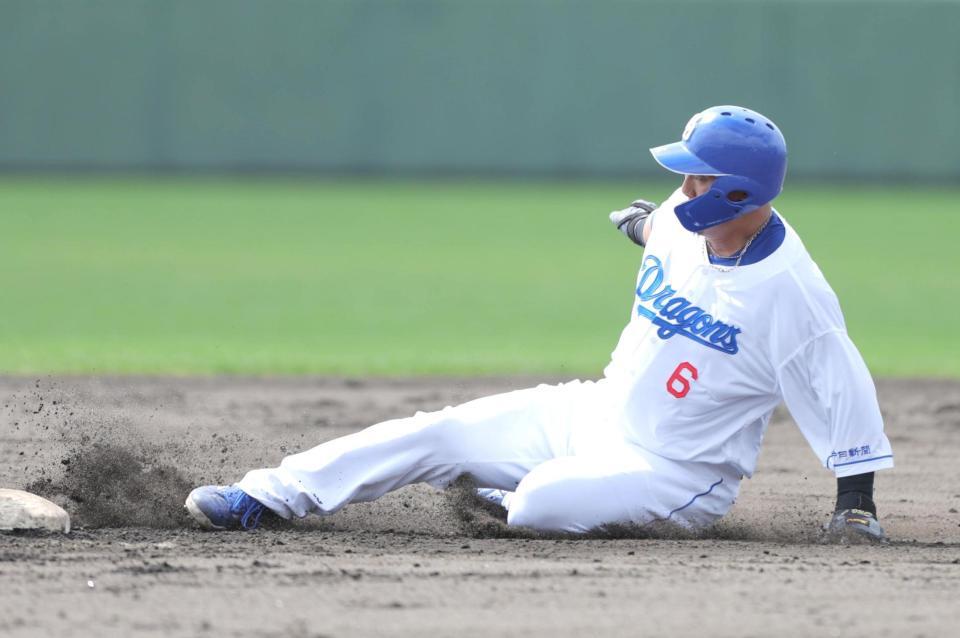 　シート打撃で左中間二塁打を放ち、二塁へ滑り込む中田（撮影・吉澤敬太）