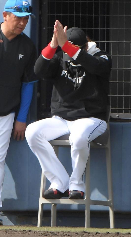 　６回、野村が左越えに２点適時二塁打を放ち、拍手する新庄監督（撮影・佐藤厚）