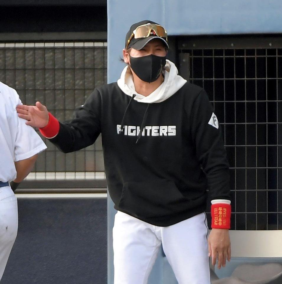 　打線大爆発に笑いが止まらない新庄監督（撮影・佐藤厚）