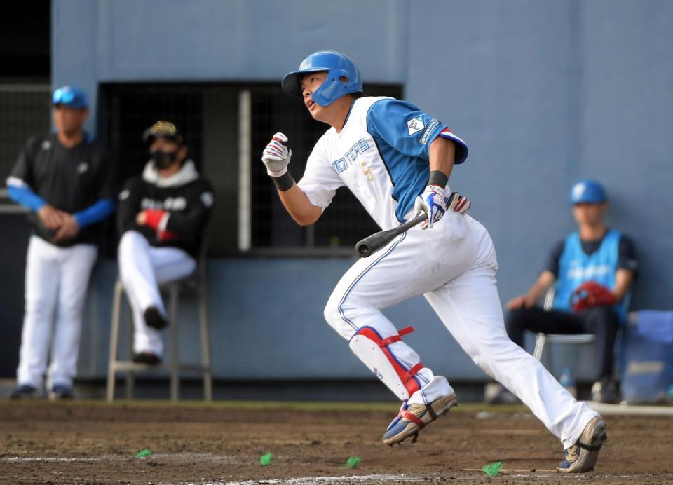 　８回、野村は中越えに２点適時三塁打を放つ（撮影・佐藤厚）