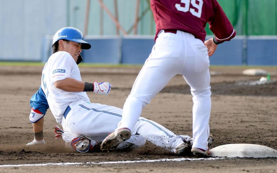 　８回、野村は中越えに２点適時三塁打を放つ（撮影・佐藤厚）