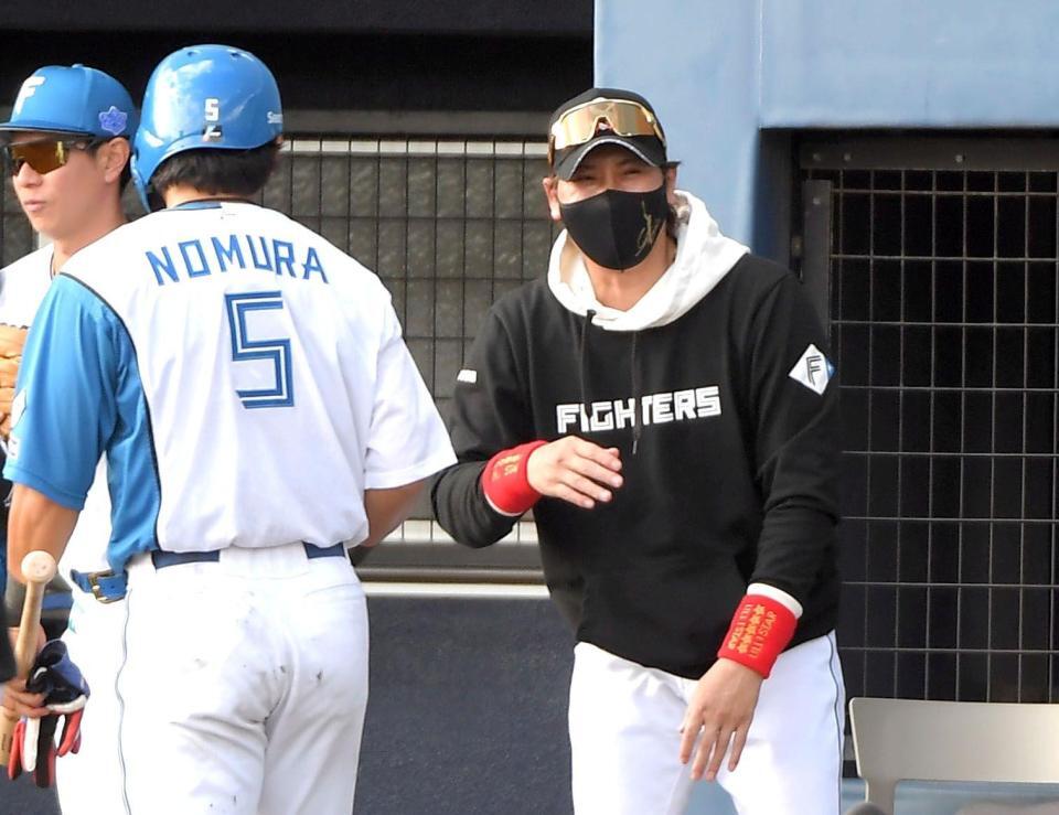 　８回、適時三塁打を放ちベンチに戻った野村（左）に声をかける新庄監督（撮影・佐藤厚）