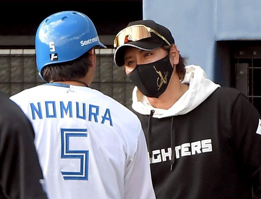 　８回、適時三塁打を放ちベンチに戻った野村（左）に声をかける新庄監督（撮影・佐藤厚）