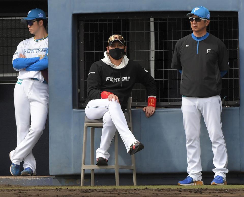 　ベンチ前で試合を見る新庄監督（中央）＝撮影・佐藤厚