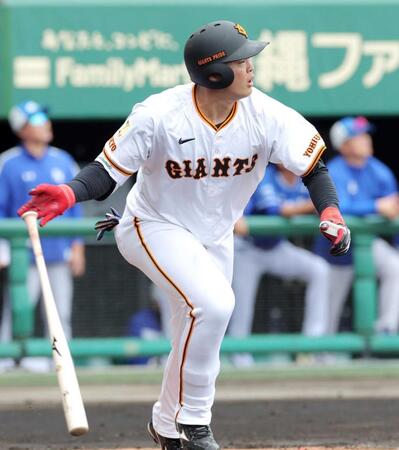 　３回、二塁打を放つ荒巻（撮影・西岡正）
