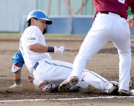 　８回、２点三塁打を放ち滑り込む野村（撮影・佐藤厚）