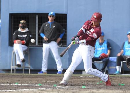 　７回、宗山塁は中犠飛を放つ＝１６日