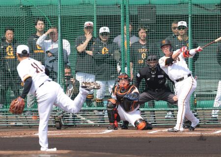 　ライブＢＰで田中将（左）と対戦する坂本（撮影・西岡正）