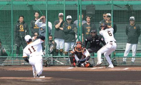 　ライブＢＰで対決する田中将（左）と坂本（撮影・西岡正）