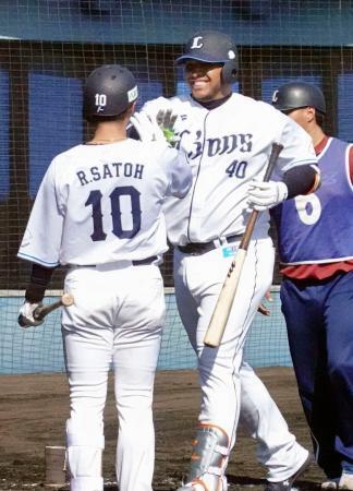 　紅白戦で本塁打を放ち、笑顔を見せる西武のセデーニョ＝南郷