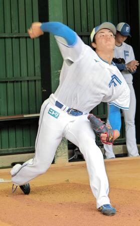 　初めてブルペンで座った捕手に投球する柴田