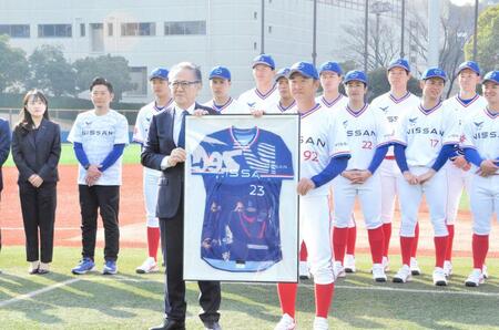　横須賀市の上地市長（左）に記念ユニホームを贈る日産自動車・伊藤監督