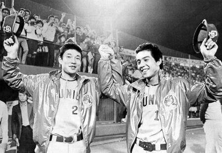 　リーグ優勝に王手をかけた中日の立役者、都裕次郎（左）と牛島和彦＝１９８２年