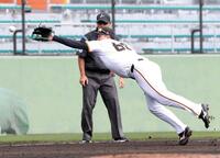 　５回、キム・ジェソンの打球を好捕する荒巻