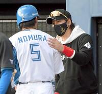 　８回、野村（左）に声をかける新庄監督