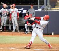 　ダブルヘッダー第２試合で適時二塁打を放つスタンフォード大の佐々木麟太郎（共同）