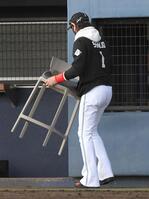 　試合終了後、自分で椅子を片付ける新庄監督＝１６日