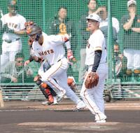 　ライブＢＰで坂本（左）と対戦した田中将（撮影・西岡正）