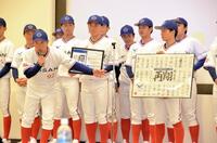 　活動再開１年目のスローガン「再翔」を発表する日産自動車・伊藤監督（92）