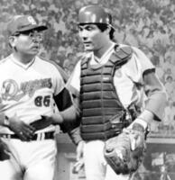 　中日・金山（右）と山内監督＝１９８４年