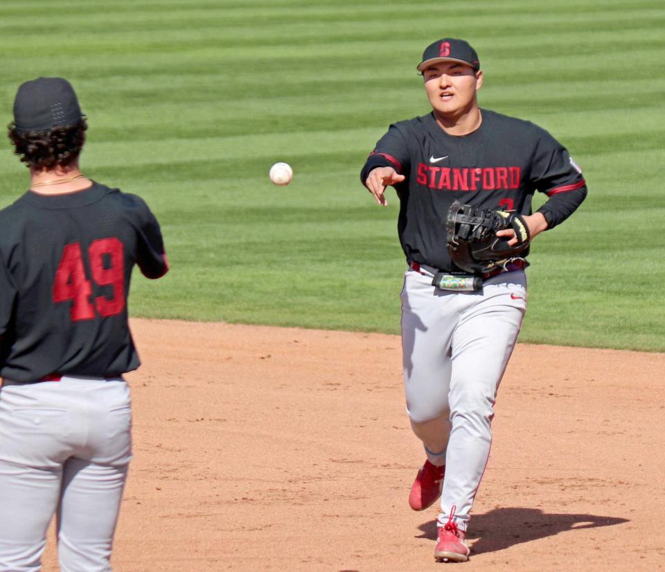 　試合前に守備練習する佐々木（共同）