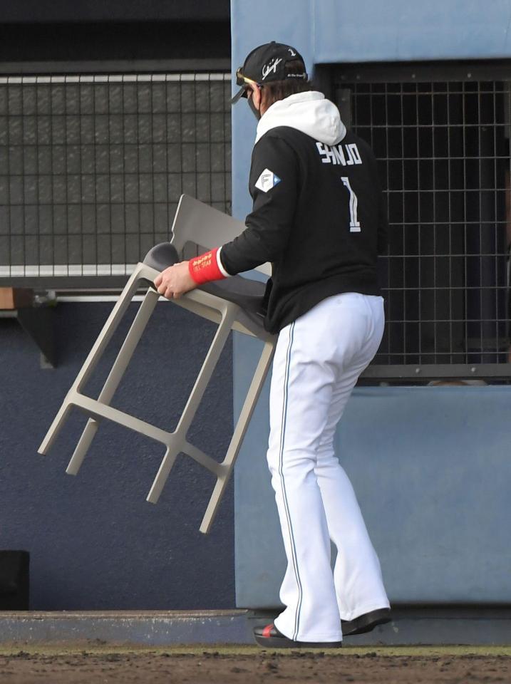 　試合終了後、自分で椅子を片付ける新庄監督＝１６日