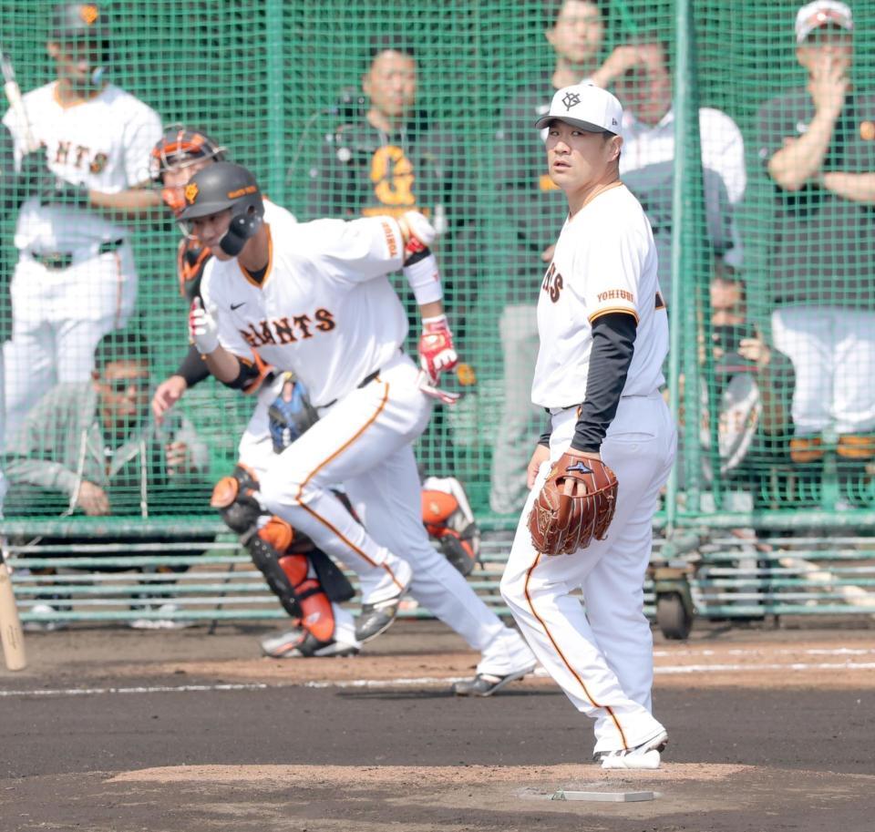 　ライブＢＰで坂本（左）と対戦した田中将（撮影・西岡正）