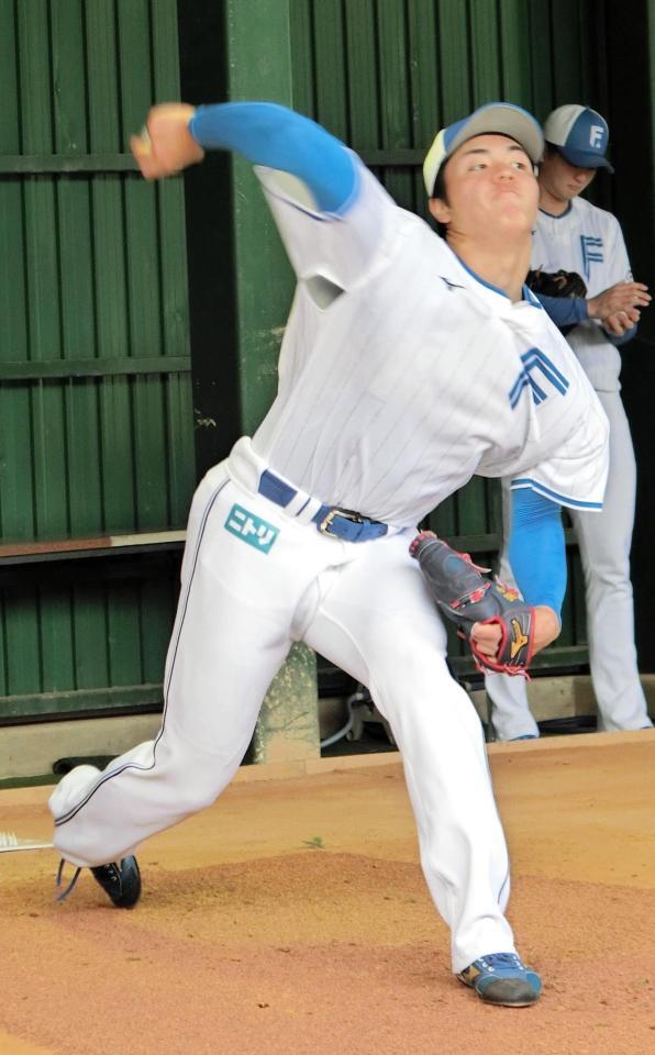 　初めてブルペンで座った捕手に投球する柴田